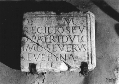 lastra con iscrizione funeraria